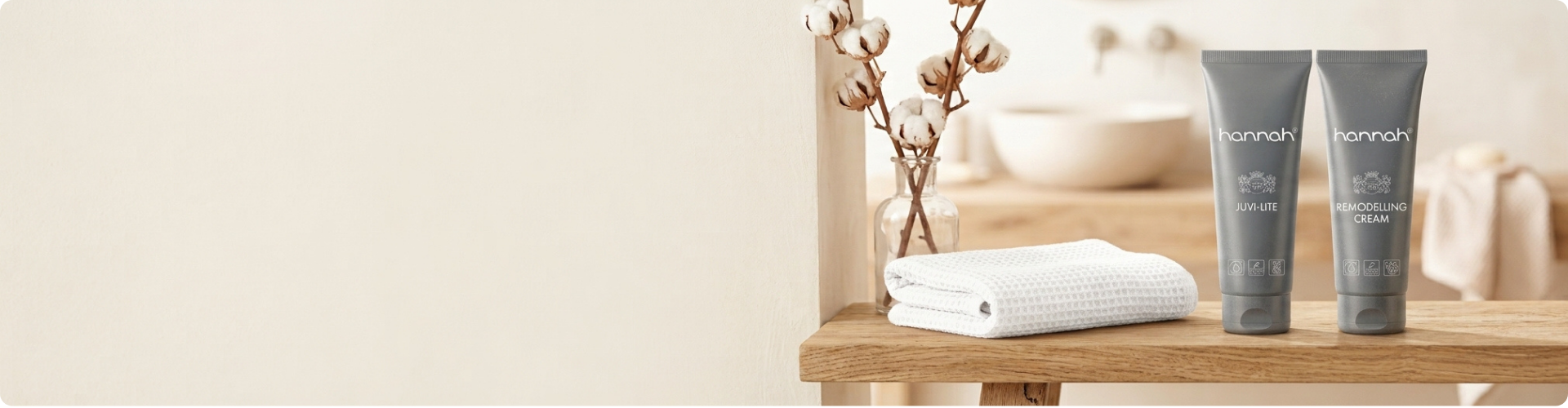 hannah juvi lite en remodelling cream op een houten plank in een badkamer