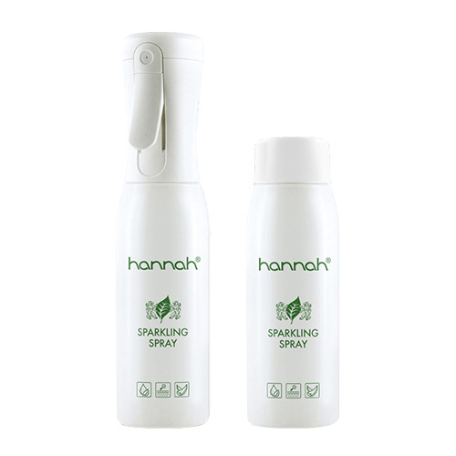 Twee witte flessen van hannah Sparkling Spray naast elkaar tegen een witte achtergrond. Links staat de sprayflacon met een witte verstuiverkop en rechts staat de bijbehorende navulverpakking (refill) met een platte dop.