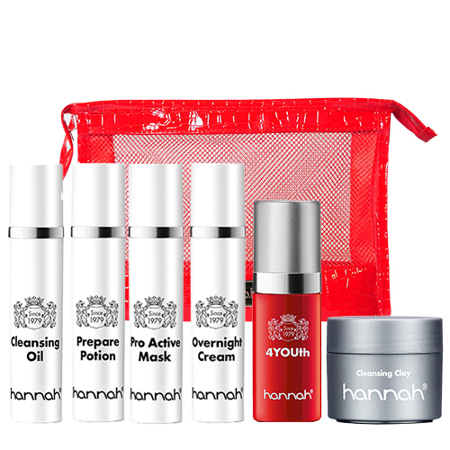 studiobeeld van de hannah period proof set met croq toilettas