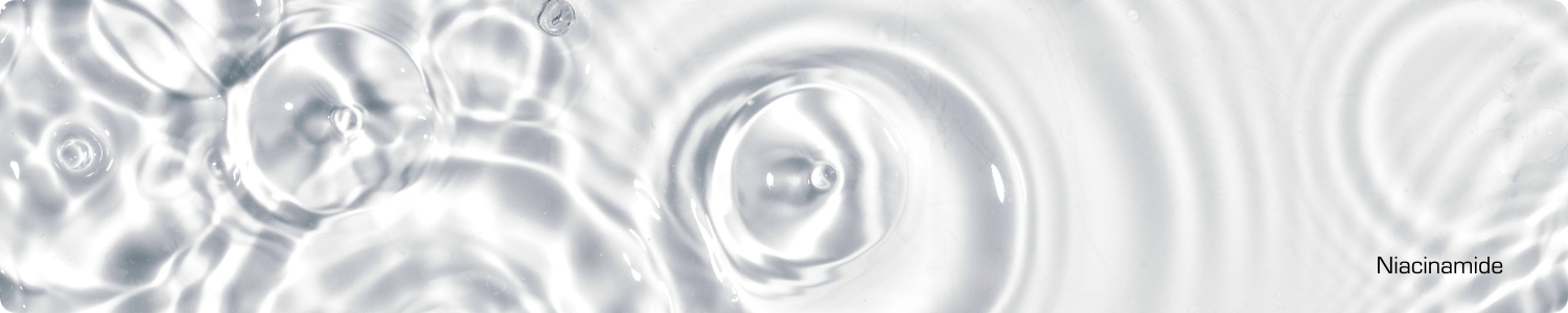 Een bovenaanzicht van helder water met rimpelingen en cirkelvormige golfjes, wat een fris en hydraterend gevoel geeft.