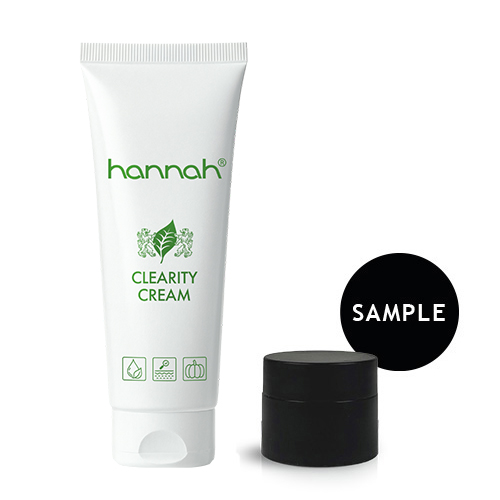 witte tube met groene letters clearity cream met zwart sample doosje op voorgrond en witte achtergrond