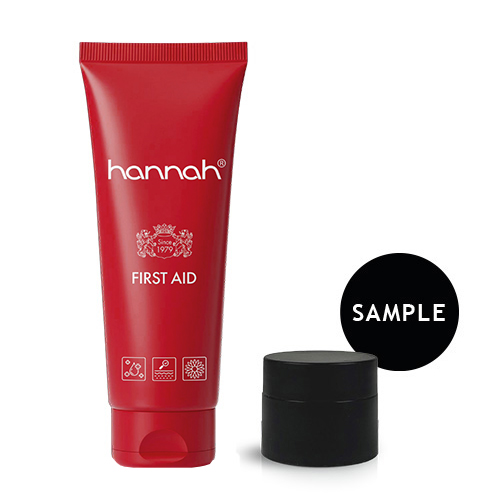 rode tube first aid met zwart sample doosje op witte achtergrond