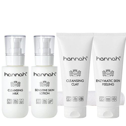 Een complete hannah Super huidreinigingsset met vier producten: Cleansing Milk, Sensitive Skin Lotion, Cleansing Clay en Enzymatic Skin Peeling, inclusief een witte kompresdoek.