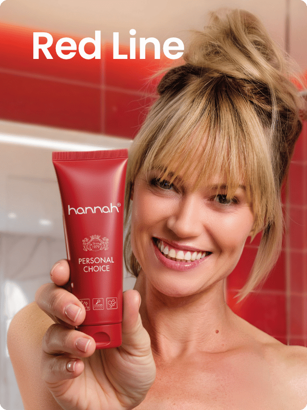 glimlachende vrouw toont een rode tube hannah personal choice uit de red line