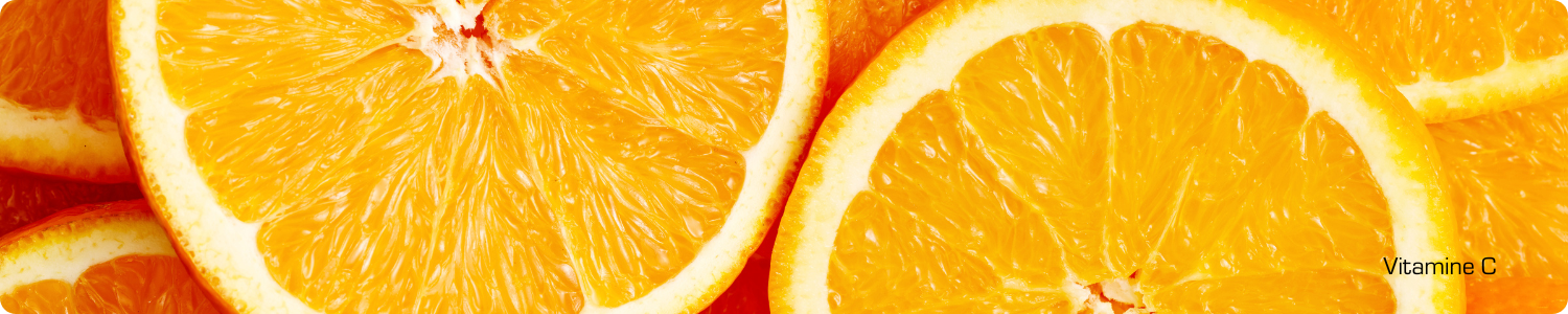 Een heldere close-up van sappige oranje sinaasappelschijfjes, een bekende bron van vitamine C.