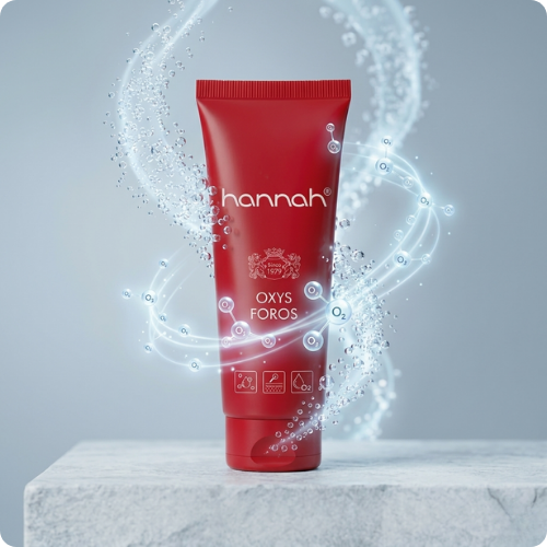 Een rode tube hannah Oxys Foros staat op een wit marmeren plateau. Om de tube heen zweven luchtbellen en geanimeerde zuurstofmoleculen (O2).