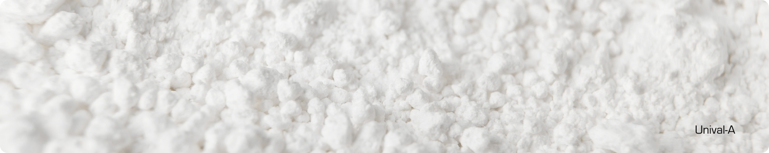 Een gedetailleerde weergave van een fijn, puur wit kristallijn poeder, gebruikt als ingrediënt in huidverzorging.