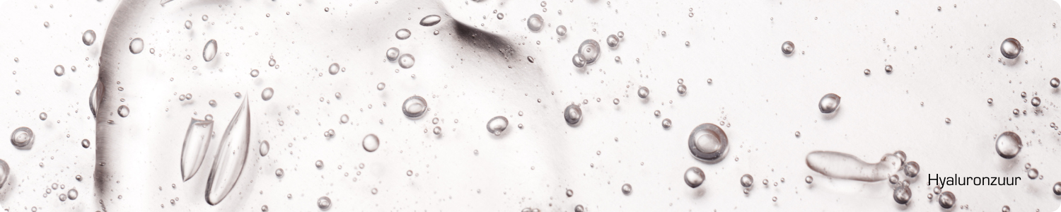 Textuur van een helder, transparant gel-serum met talloze kleine zuurstofbelletjes, representatief voor hyaluronzuur.