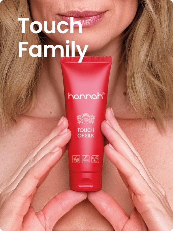 persoon houdt een rode tube hannah touch of silk vast voor het gezicht