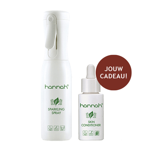 Een studio foto van twee witte hannah producten, een hannah skin conditioner en een hannah sparkling spray, tegen een witte achtergrond. Rechts staat een cirkelvormig bruin tekstvakje met de tekst 'JOUW CADEAU!'.