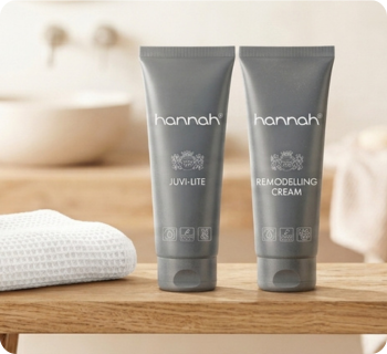 hannah juvi lite en remodelling cream tubes naast elkaar op een houten plank in de badkamer