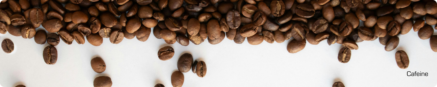 Een verzameling vers gebrande bruine koffiebonen op een witte achtergrond, de bron van natuurlijke cafeïne.