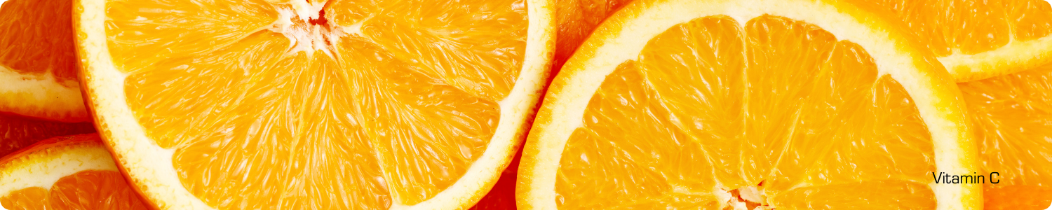 Meerdere sappige dwarsdoorsneden van heldere sinaasappels, die de krachtige antioxidantwerking van vitamine C visualiseren.