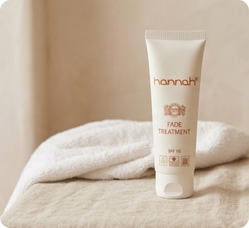 hannah fade treatment tube met spf 10 op een beige ondergrond met een handdoek