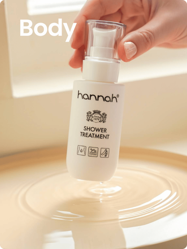 hand houdt een fles hannah shower treatment vast boven water