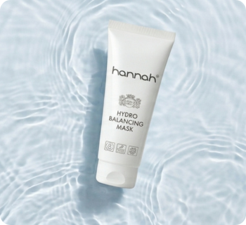 hannah hydro balancing mask op een heldere waterachtergrond
