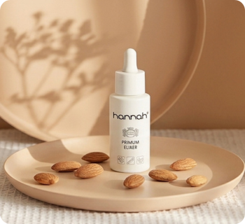 hannah primum elixir flacon met pipet op een bordje omringd door amandelen
