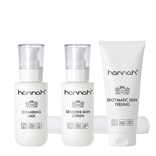 Een hannah basis huidverzorgingsset bestaande uit Cleansing Milk, Sensitive Skin Lotion, Enzymatic Skin Peeling en een witte katoenen kompresdoek op een witte achtergrond.
