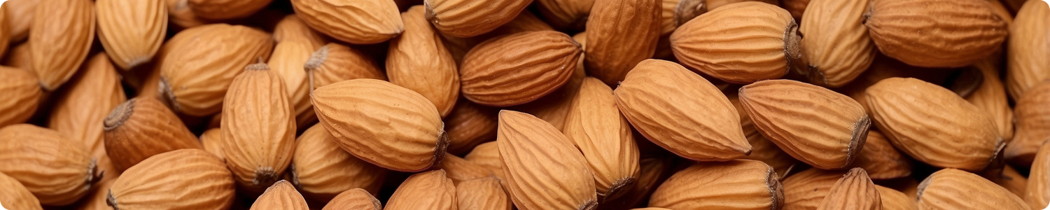 Een close up afbeelding van een grote hoeveelheid bruine amandelen die dienen als ingrediënt voor AHA zuur