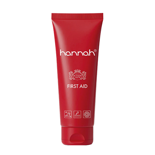 rode tube first aid van hannah op witte achtergrond