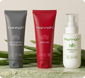 hannah 24 hour skin balancing first aid en sparkling spray op een stenen ondergrond met aloe vera bladeren