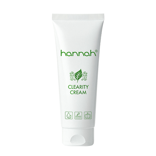 witte tube met groene letters clearity cream in w witte tube op een witte achtergrond