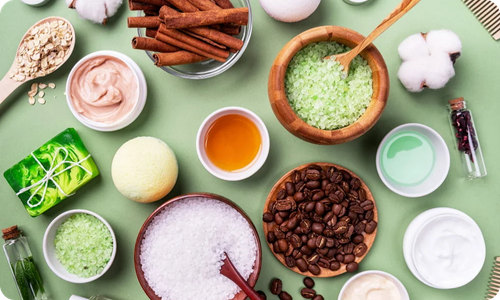 Verschillende ingrediënten voor in skincare op een tafel met een groene achtergrond